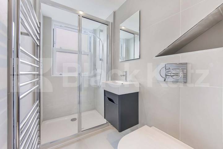 Triplex & offering 1160 Sq. Ft. of living & entertaining space Kendoa Road, Clapham